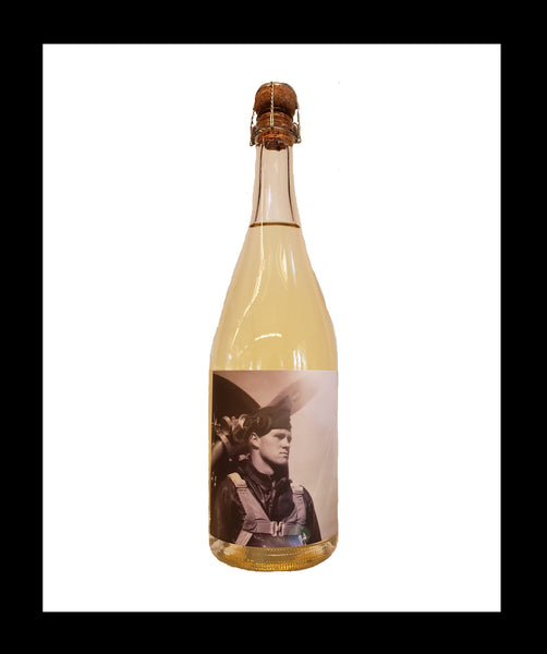 Champagne bottle with the Wine Snob* 2022 Kühlbird label showing a pilot in front of a plane propeller.